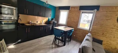 Cuisine ou kitchenette dans l'établissement Appartement joli et spacieux