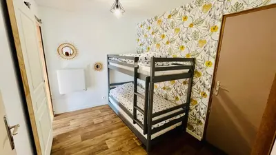 Un ou plusieurs lits dans un hébergement de l'établissement Logement cosy et confortable.
