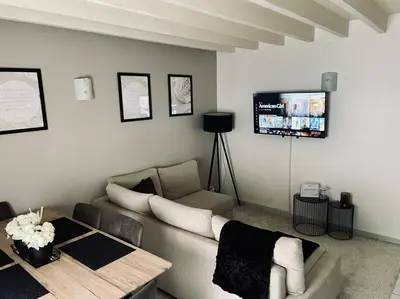 Télévision ou salle de divertissement dans l'établissement Superbe duplex cosy