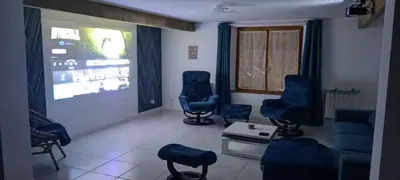 Télévision ou salle de divertissement dans l'établissement La chevrière
