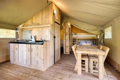 Cuisine ou kitchenette dans l'établissement ArdenParks Signy L'Abbaye