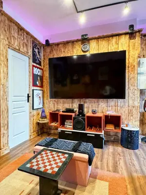 Télévision ou salle de divertissement dans l'établissement Romantic Room - Studio Jardin - Proche Disneyland Paris