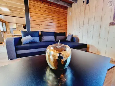 Coin salon dans l'établissement Évasion au chalet en bois avec spa et grand jardin - FR-1-510-198