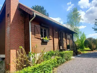 Jardin de l'établissement Évasion au chalet en bois avec spa et grand jardin - FR-1-510-198