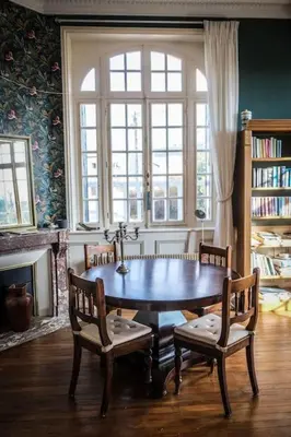 Bibliothèque dans la villa