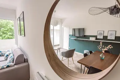 Télévision ou salle de divertissement dans l'établissement HENRI au pied de la cathédrale.