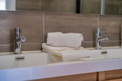Salle de bains dans l'établissement Le Joyau