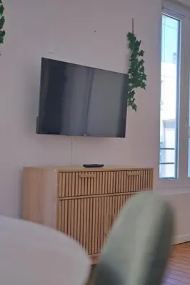 Télévision ou salle de divertissement dans l'établissement Le Joyau