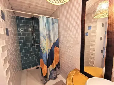 Salle de bains dans l'établissement Nature, rivière et calme (A 25 min de Disneyland)