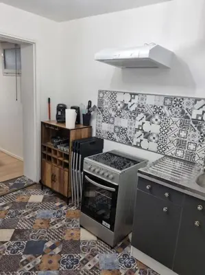 Cuisine ou kitchenette dans l'établissement Studio maisonnette Le bureau