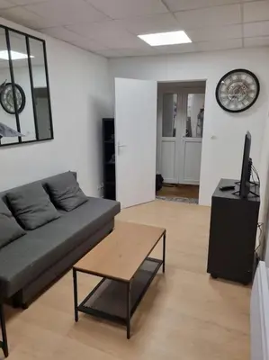 Télévision ou salle de divertissement dans l'établissement Studio maisonnette Le bureau