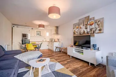 Cuisine ou kitchenette dans l'établissement Magnifique maison de ville - parking - proche Disney