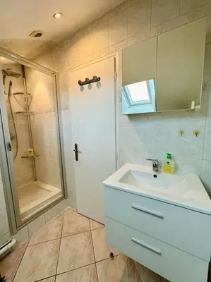 Salle de bains dans l'établissement Le Rousseau