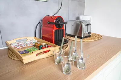 Cuisine ou kitchenette dans l'établissement Le Seventies - Exceptionnel 4 chambres & billard