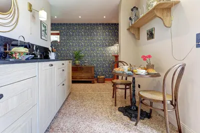 Cuisine ou kitchenette dans l'établissement La petite châtelaine - Charmante maison au calme