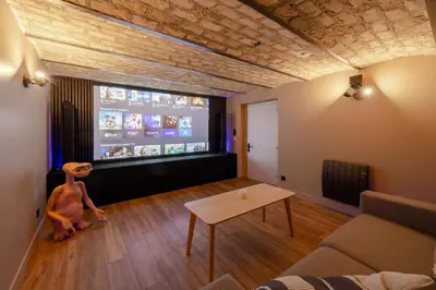 Télévision ou salle de divertissement dans l'établissement News ! Loft Movie Station Champagne