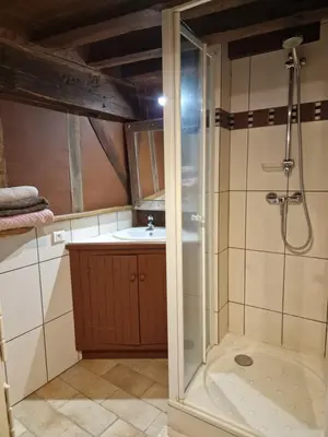 Salle de bains dans l'établissement Les 9 Portes Coulommiers