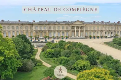 Jardin de l'établissement A 5 min du Château - 2 chambres, tout à pied - Idéal séjour famille & pros
