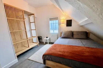 Un ou plusieurs lits dans un hébergement de l'établissement A 5 min du Château - 2 chambres, tout à pied - Idéal séjour famille & pros