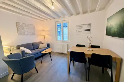 Coin salon dans l'établissement A 5 min du Château - 2 chambres, tout à pied - Idéal séjour famille & pros