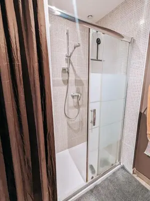 Salle de bains dans l'établissement Maison avec cour et parking clos