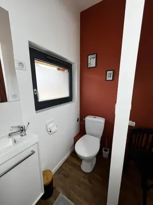 Salle de bains dans l'établissement La maison des voyageurs avec grand parking privé -calme et sérénité
