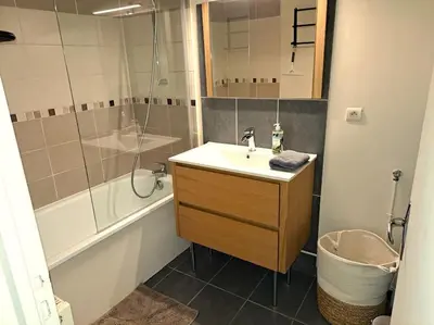 Salle de bains dans l'établissement Suite Chanzy 69