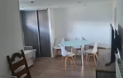 Coin salon dans l'établissement appartement dans un village vigneron