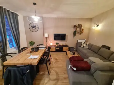 Télévision ou salle de divertissement dans l'établissement Charmante Maison centre-ville avec terrasse !