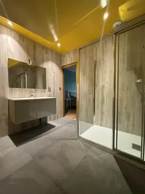 Salle de bains dans l'établissement Les deux piliers