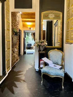 Coin salon dans l'établissement LA SUITE de NOTRE DAME au pied du CHATEAU FORT