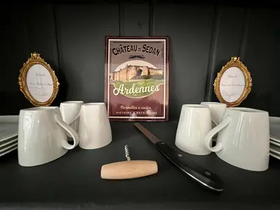 Plateau bouilloire dans l'établissement LA SUITE de NOTRE DAME au pied du CHATEAU FORT