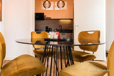 Coin salon dans l'établissement Suites Mana - MAHANA avec VUE SUPERBE sur la Place DUCALE et Parking privé inclus