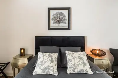 Coin salon dans l'établissement Suites Mana - MAHANA avec VUE SUPERBE sur la Place DUCALE et Parking privé inclus