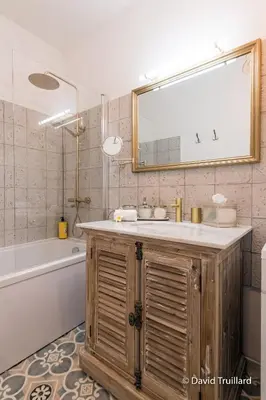 Salle de bains dans l'établissement Suites Mana - MAHANA avec VUE SUPERBE sur la Place DUCALE et Parking privé inclus