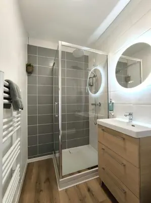 Salle de bains dans l'établissement NOUVEAU Les Grumes 2 - Maison - 2 chambres - Jardin - Neuf