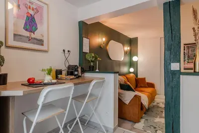 Coin salon dans l'établissement Hédoné by Kleidos - Bel appartement dans le centre de Château-Thierry