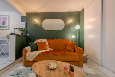 Coin salon dans l'établissement Hédoné by Kleidos - Bel appartement dans le centre de Château-Thierry