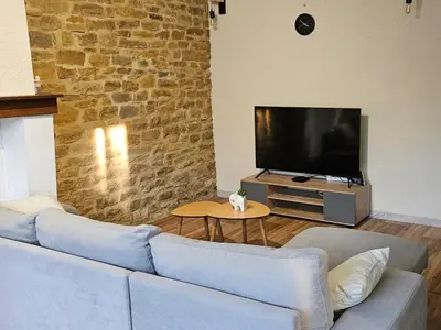 Télévision ou salle de divertissement dans l'établissement Maison de campagne lumineuse