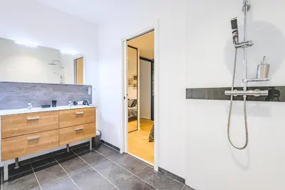 Salle de bains dans l'établissement IKIZEN Prestige - Loft du Cadran - parking privé