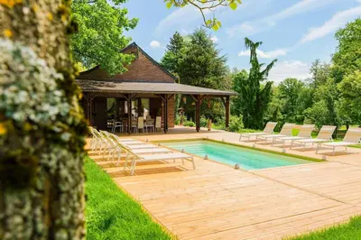 Piscine de l'établissement Villa piscine jacuzzi étang ,la casa del cookie 2 ou située à proximité