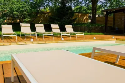 Piscine de l'établissement Villa piscine jacuzzi étang ,la casa del cookie 2 ou située à proximité