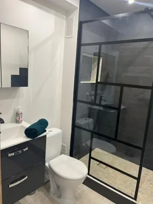 Salle de bains dans l'établissement Grand appartement Standing reims centre Arena