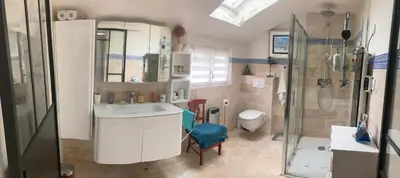 Salle de bains dans l'établissement Domaine de la Renardière - Gite et Chambre d'hôtes à la Veuve