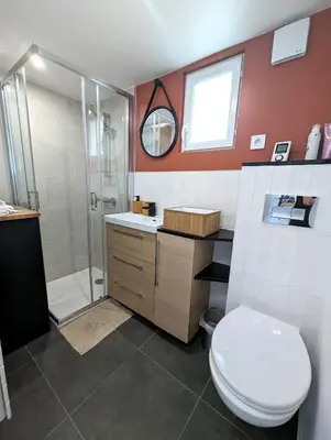 Salle de bains dans l'établissement Cozy House - 15 min Disneyland - 2 Parkings - Fibre