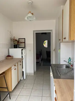 Cuisine ou kitchenette dans l'établissement Le Studio de Marcy