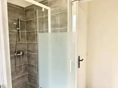 Salle de bains dans l'établissement Le Vendays Reims plein de charme