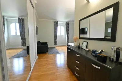 Télévision ou salle de divertissement dans l'établissement Villa MANSART