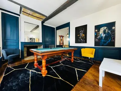 Coin salon dans l'établissement Sainte-barbe T4, Billard à 2 pas du château fort