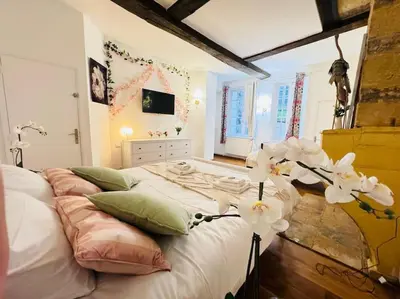 Un ou plusieurs lits dans un hébergement de l'établissement Sainte-barbe T4, Billard à 2 pas du château fort
